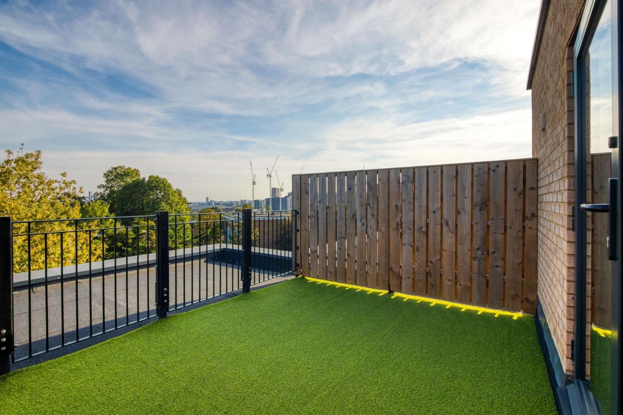 Appartement Modern Penthouse In Wembley à Londres Extérieur photo